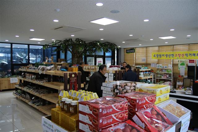 ▲ 고창군산림조합 내 로컬푸드 직거래 매장에서 방문객들이 제품을 둘러보고 있다.