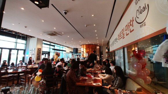 지난 24일 서울 종로구의 한 이탈리안 레스토랑에서 열린 ‘하트밀 만찬’ 행사에 참석한 선천성대사이상 환아 가족들이 즐거운 시간을 보내고 있다. (사진=매일유업)