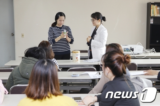 지난 6일 매일유업은 서울 종로 건강가정·다문화가족지원센터에 방문해 다문화 가정을 대상으로 분유 수유하는 법 등 유아식 강의를 진행했다. © News1