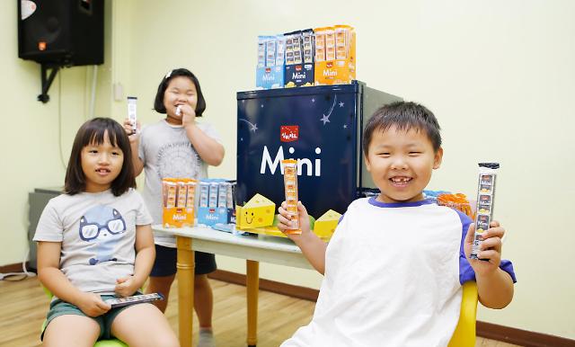 중앙지역센터 어린이들이 매일유업이 기부한 상하치즈 미니를 들고 있다. [사진=매일유업 제공]