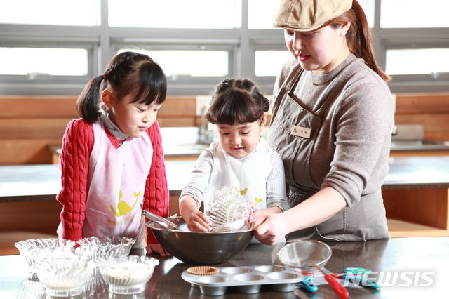 【서울=뉴시스】상하농원을 찾은 어린이들이 체험 프로그램에 참여하고 있다.
